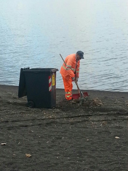 Le operazioni di pulizia dell'arenile